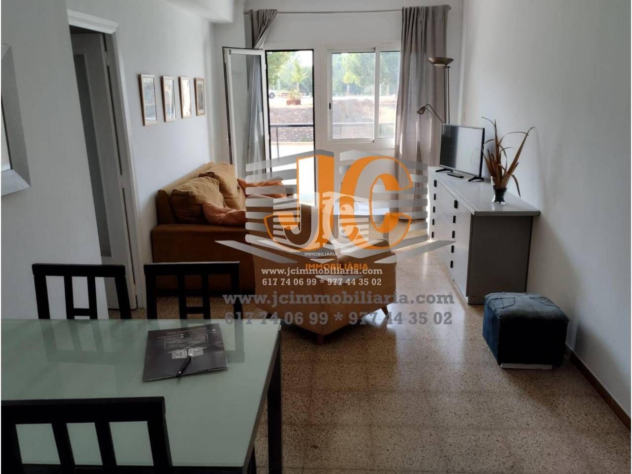 Living room of Flat for sale in Tortosa  with Terrace, Storage room and Furnished