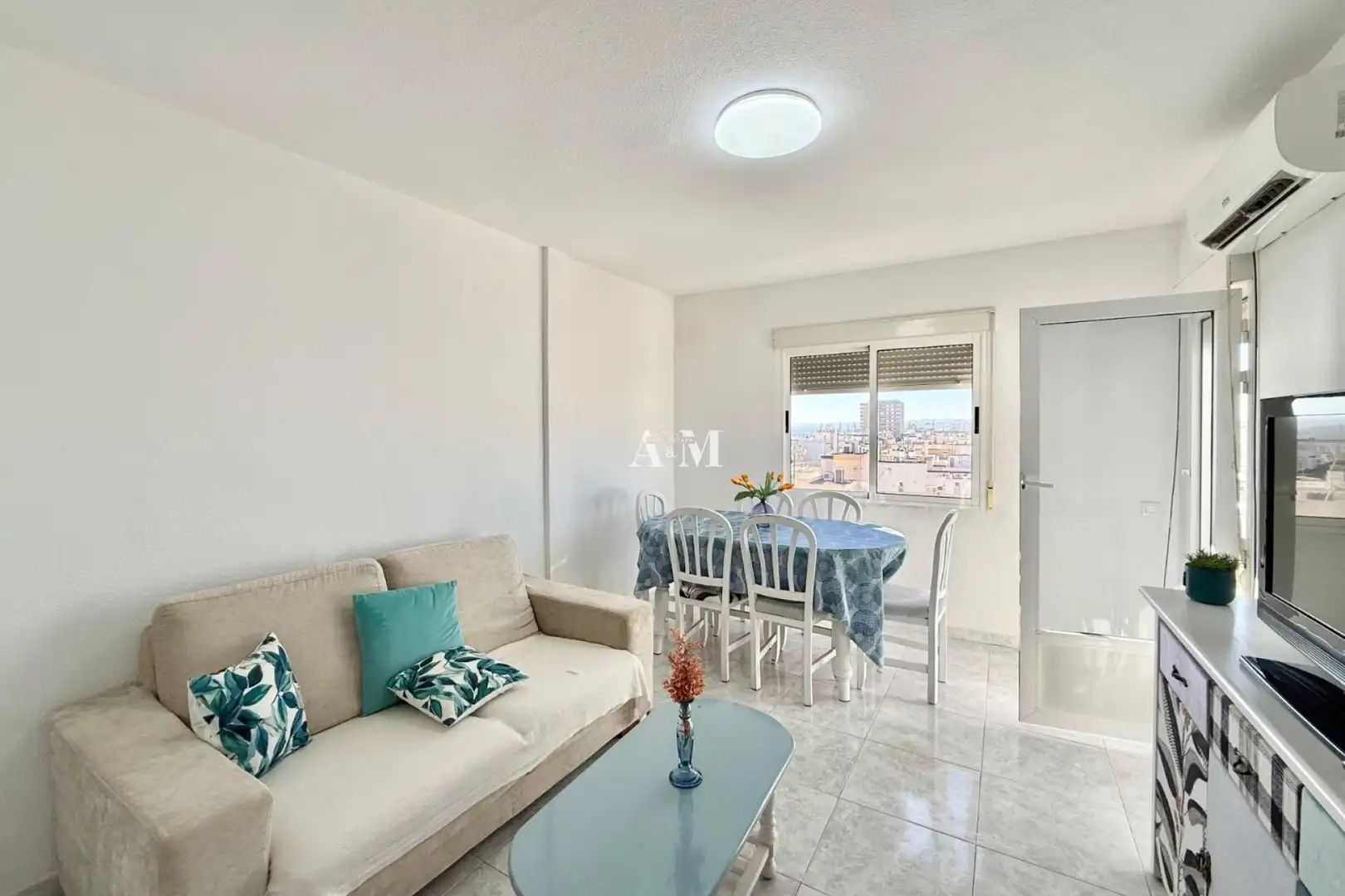 Sala d'estar de Pis de lloguer en Torrevieja amb Aire condicionat, Calefacció i Terrassa