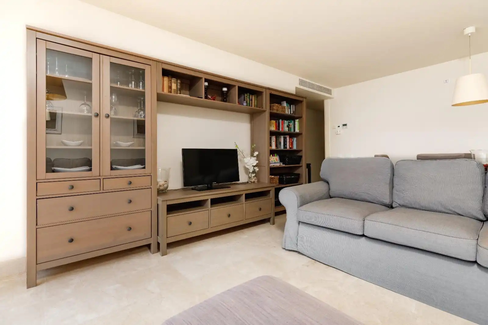 Wohnzimmer von Dachboden zum Verkauf in Manilva mit Klimaanlage, Heizung und Terrasse