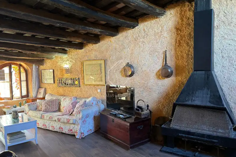Sala d'estar de Casa o xalet en venda en La Tallada d'Empordà amb Terrassa, Traster i Piscina comunitària