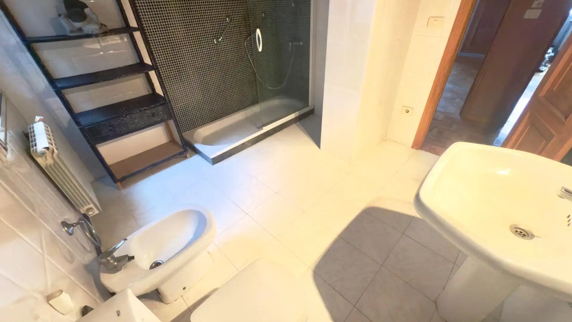 Badezimmer von Wohnung zum Verkauf in Xinzo de Limia mit Parkett, Terrasse und Balkon