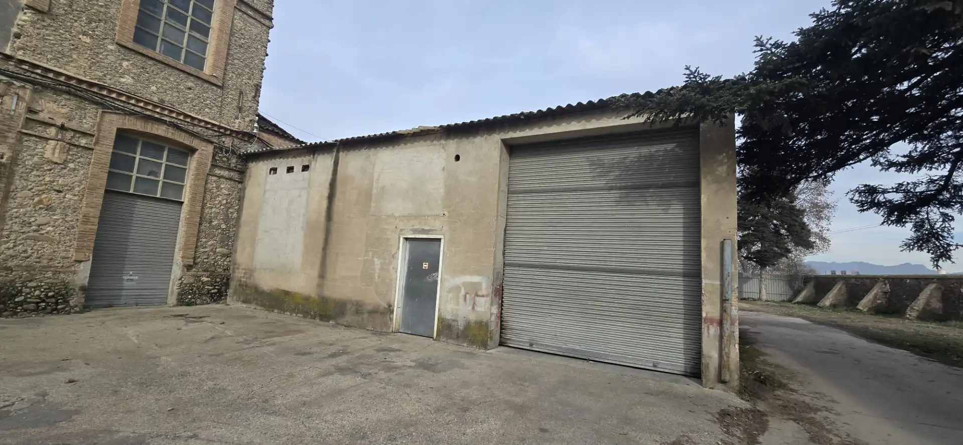 Außenansicht von Fabrikhallen zur Miete in Manlleu mit Alarm