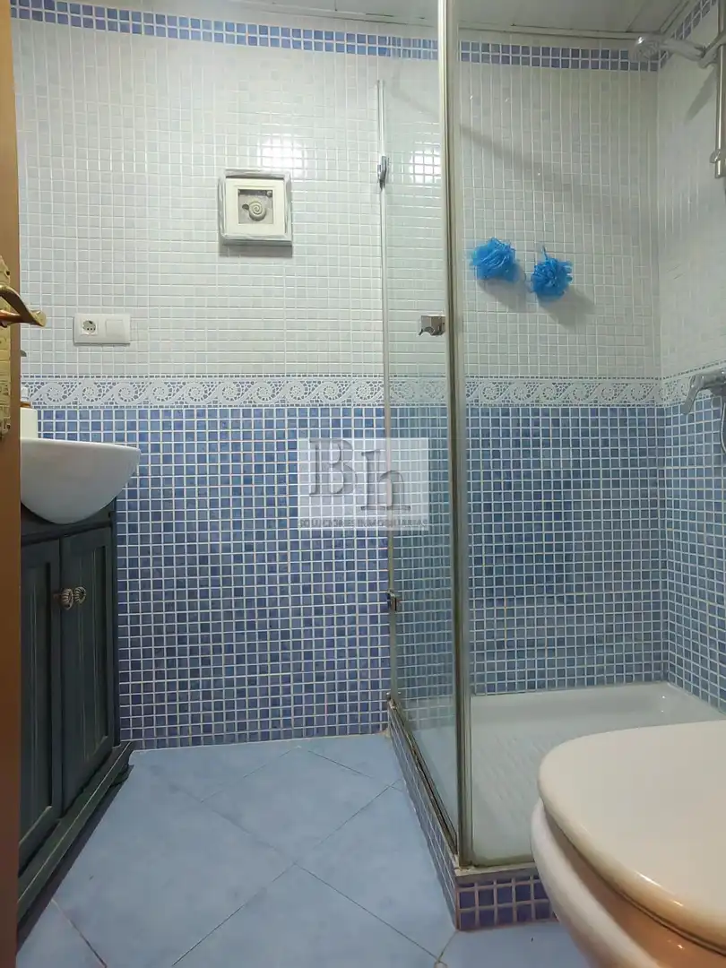 Bathroom of Flat for sale in Málaga  with Air Conditioner, Private garden and Terrace