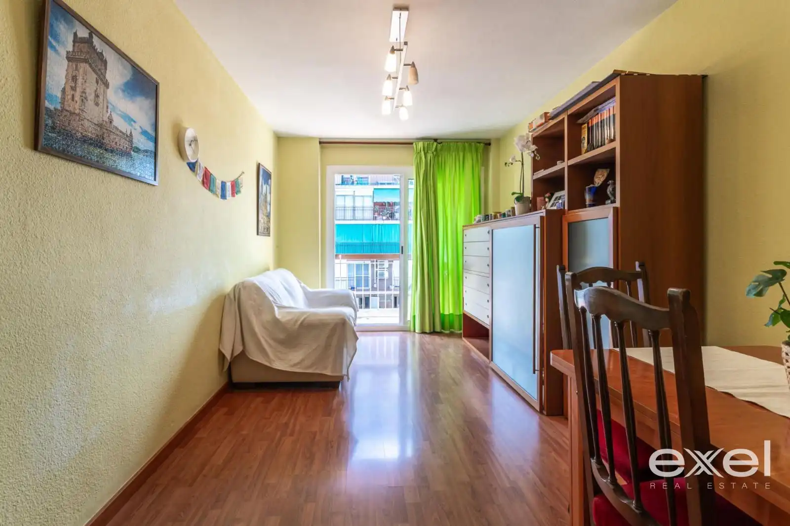 Sala de estar de Piso en venta en L'Hospitalet de Llobregat con Parquet, Terraza y Balcón