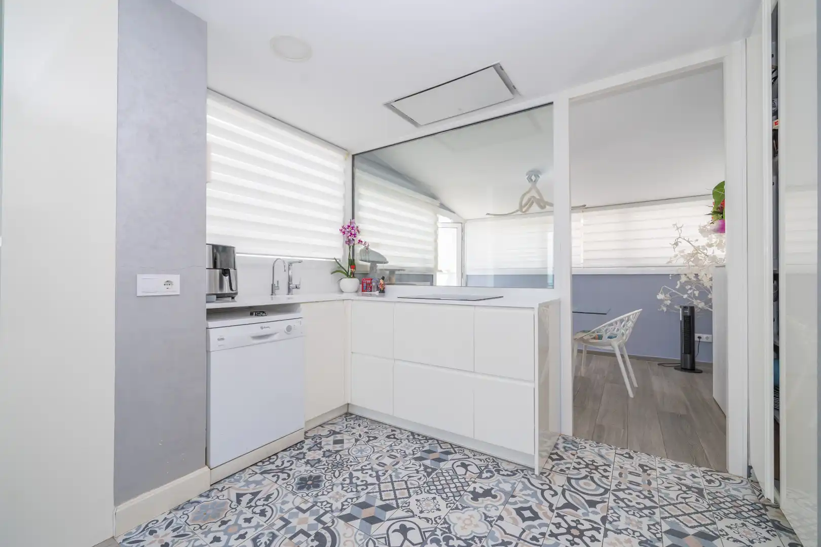 Küche von Dachboden zum Verkauf in Calella mit Klimaanlage, Terrasse und Schwimmbad