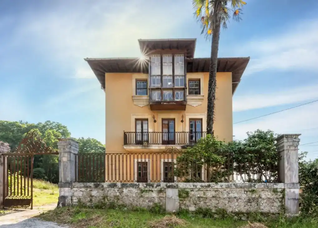 Vista exterior de Casa o xalet en venda en Llanes amb Jardí privat, Terrassa i Traster