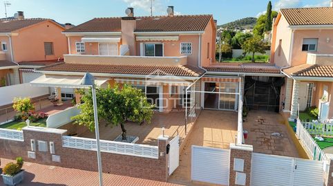 Chalet pareado con terraza y vistas al mar en Roda de Barà