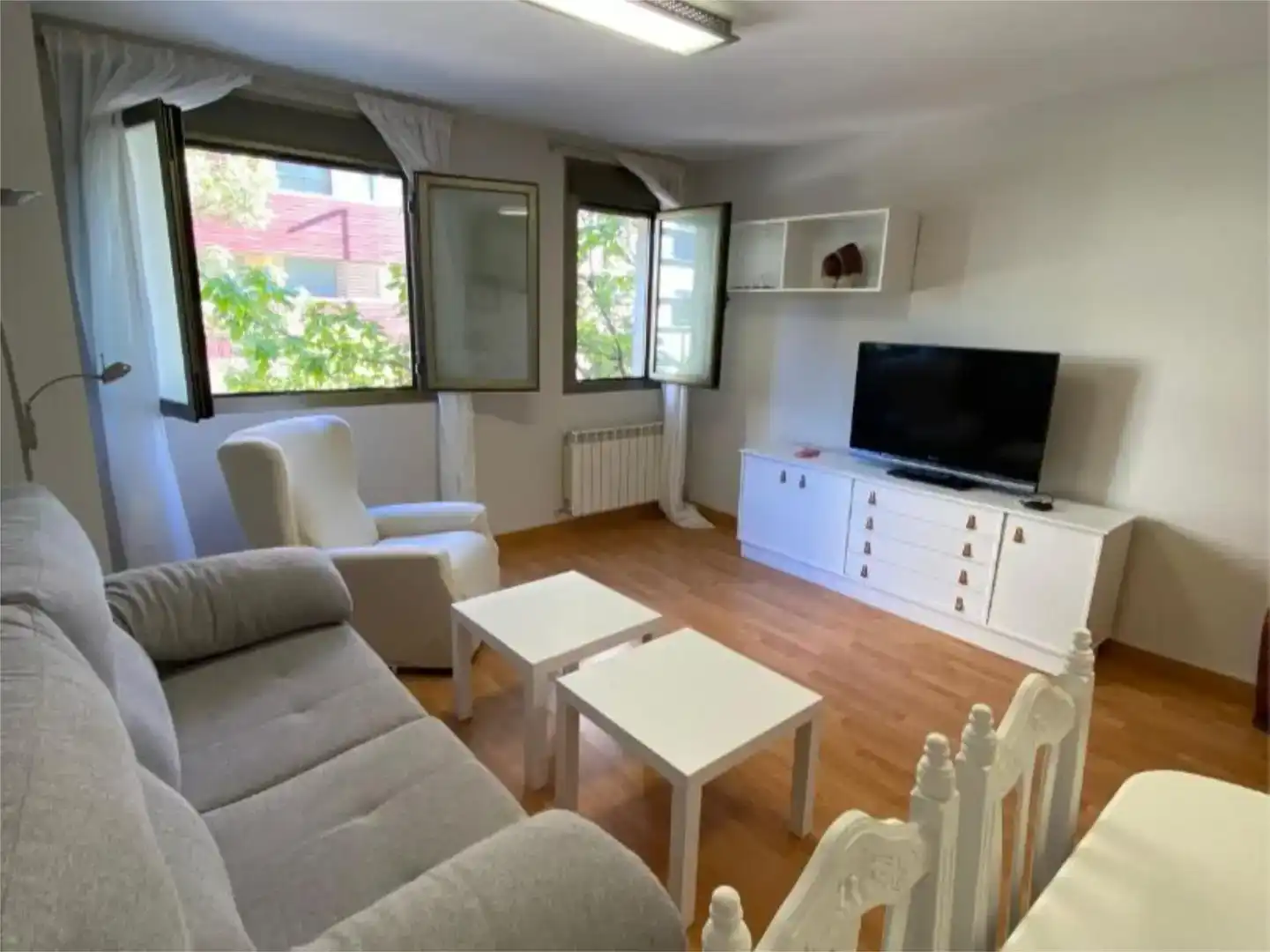 Sala d'estar de Pis de lloguer en Cáceres amb Aire condicionat, Parquet i Piscina