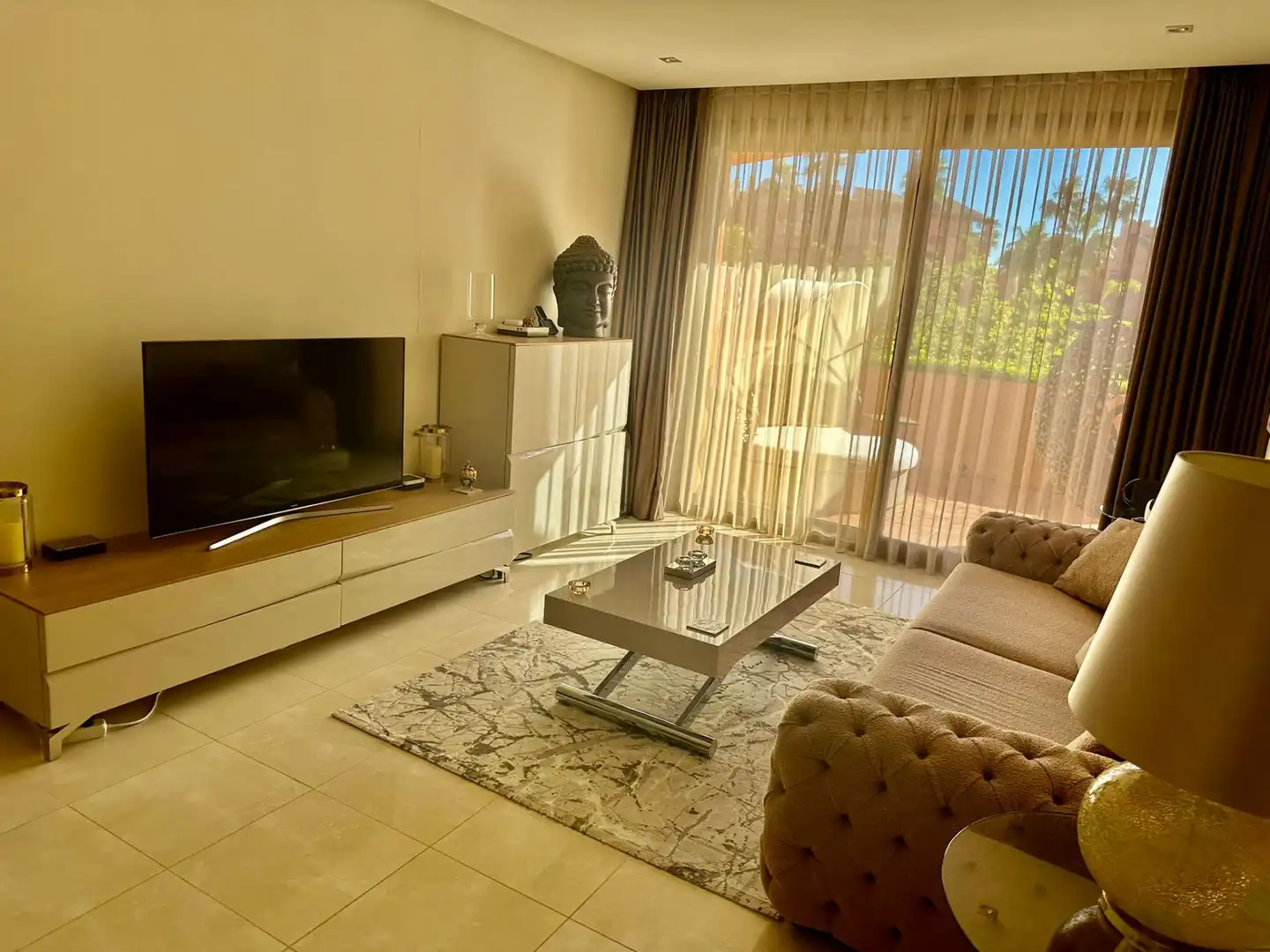 Sala de estar de Apartamento de alquiler en Estepona con Aire acondicionado, Terraza y Piscina