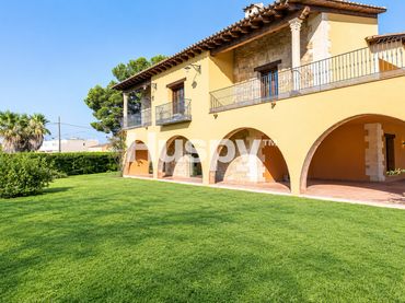 Casa amb balcó en venda a Carrer Montnegre