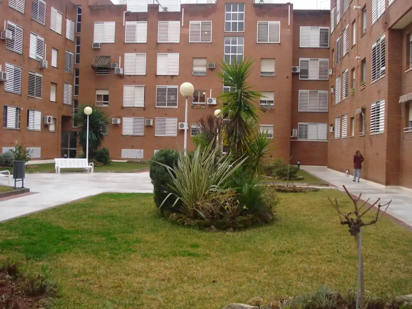 Aparcament de Apartament de lloguer en Sevilla amb Aire condicionat, Jardí privat i Moblat