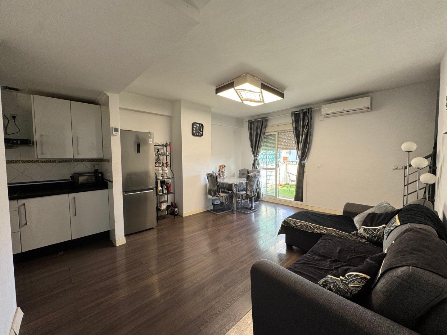 Sala d'estar de Dúplex en venda en Bormujos amb Aire condicionat, Terrassa i Piscina