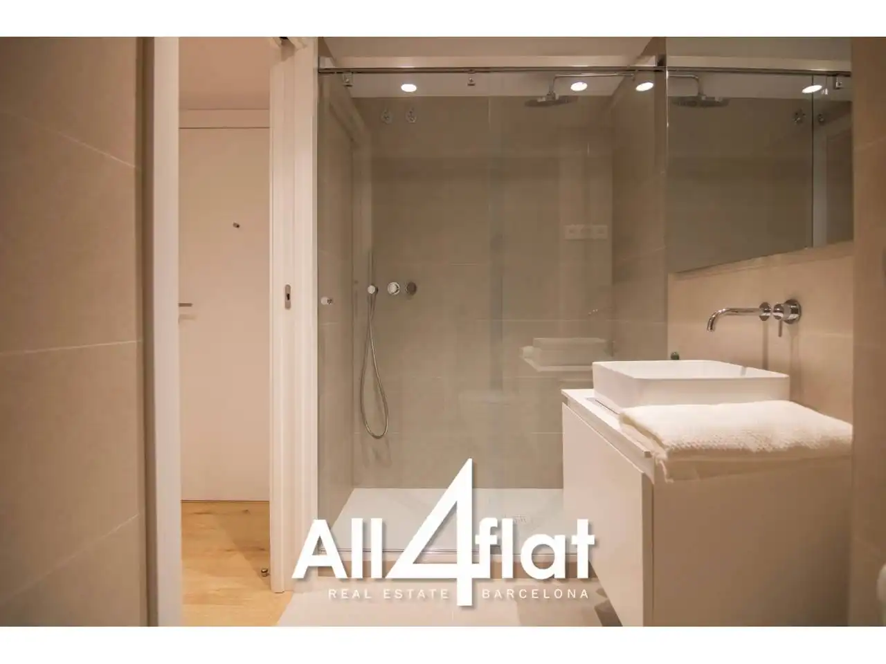 Bathroom of Flat for rent in Barcelona  with Air Conditioner, Heating and Furnished
