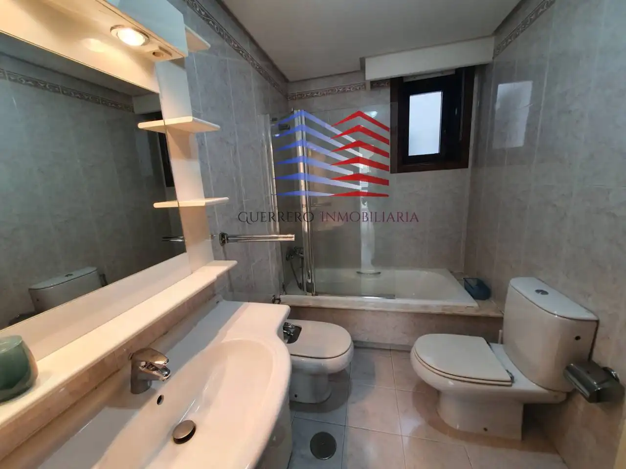 Baño de Apartamento de alquiler en Ourense Capital  con Calefacción, Parquet y Amueblado