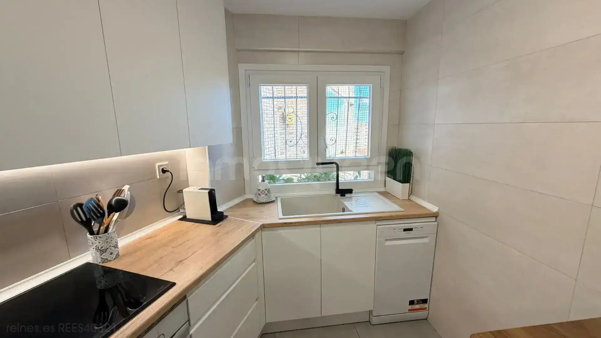 Kitchen of Flat for sale in Zaragoza  with Heating, Terrace and Furnished