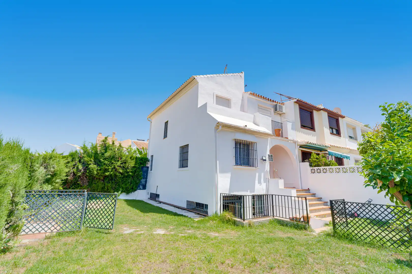 Vista exterior de Casa adosada en venda en Estepona amb Jardí privat i Terrassa