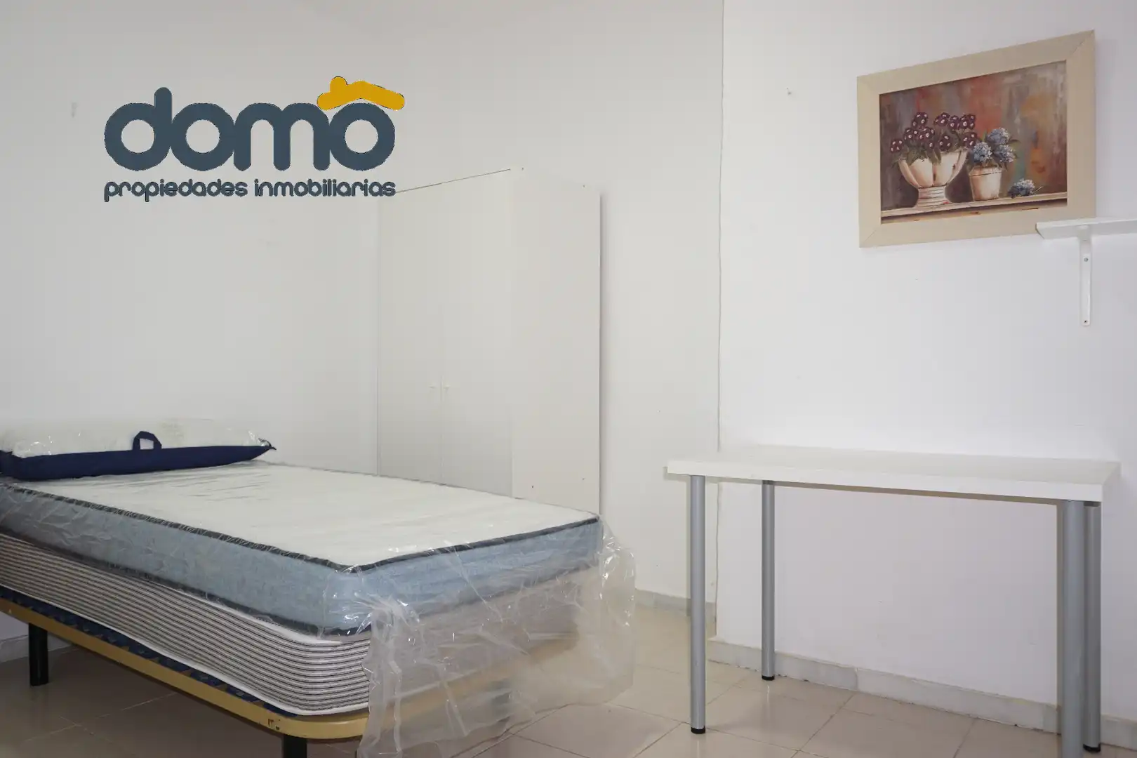 Schlafzimmer von Wohnung zur Miete in Granada mit Möbliert und Balkon