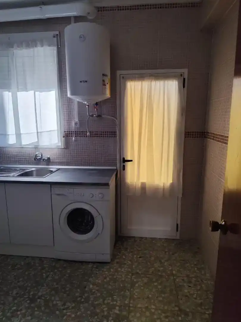 Badezimmer von Wohnung zur Miete in Almodóvar del Campo mit Klimaanlage, Ofen und Waschmaschine
