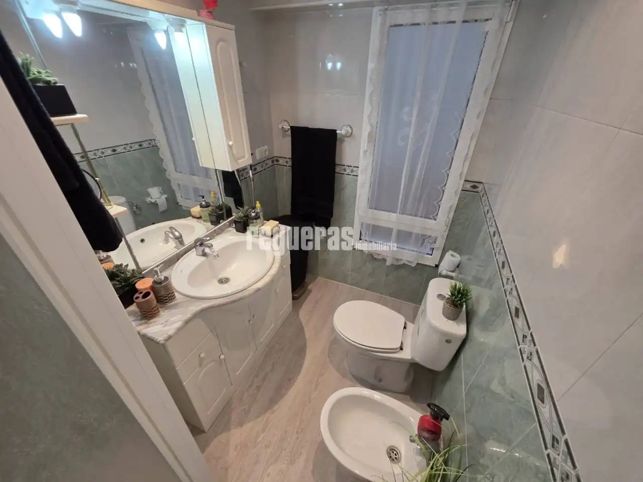 Bathroom of Flat for rent in Avilés  with Heating and Terrace