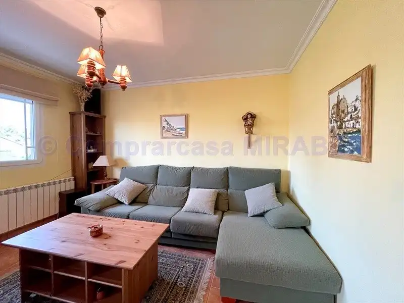 Sala d'estar de Àtic de lloguer en Boiro amb Calefacció, Terrassa i Moblat