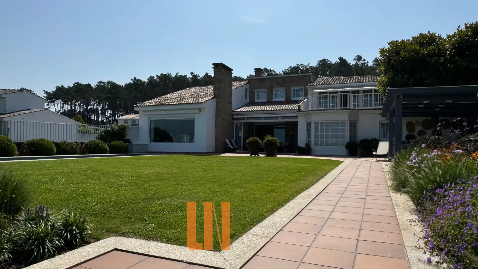 Vista exterior de Casa o xalet en venda en O Grove   amb Aire condicionat, Calefacció i Jardí privat