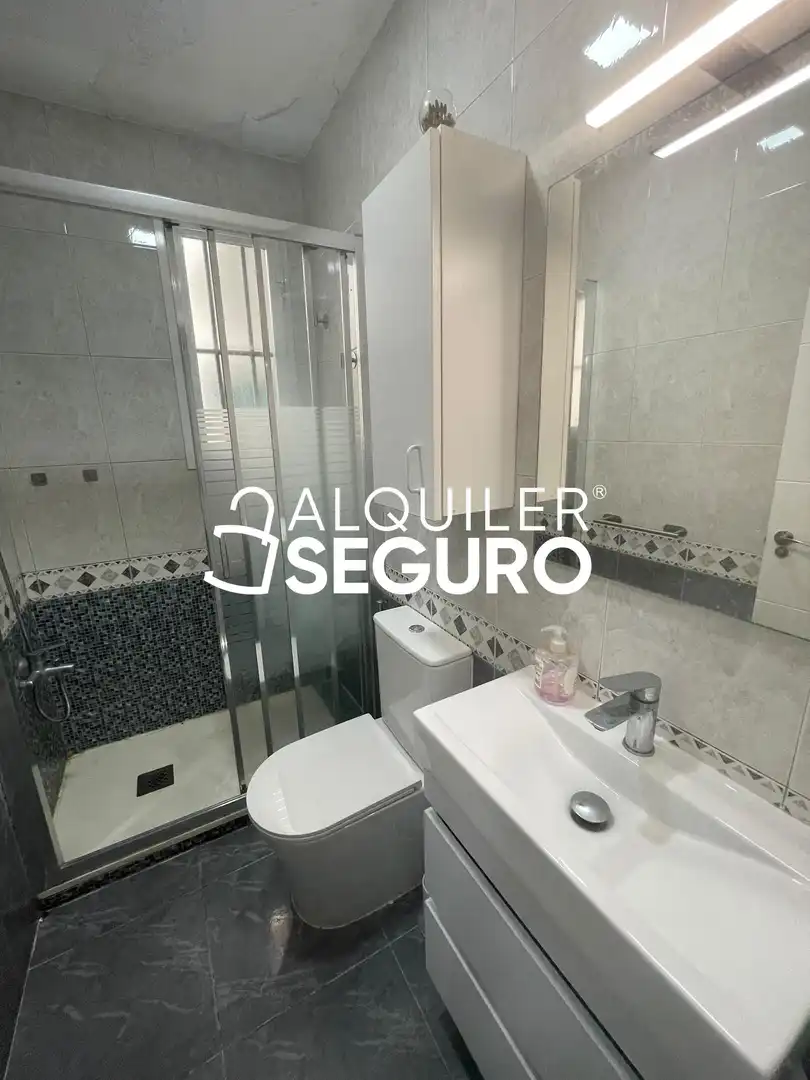 Baño de Piso de alquiler en Madrid con Aire acondicionado, Calefacción y Amueblado