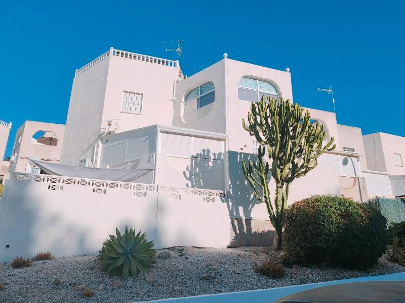 Vista exterior de Casa o chalet en venta en San Miguel de Salinas con Aire acondicionado, Calefacción y Jardín privado