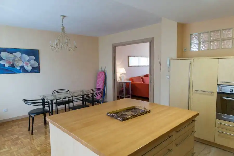 Comedor de Piso en venta en  Pamplona / Iruña con Calefacción, Parquet y Amueblado