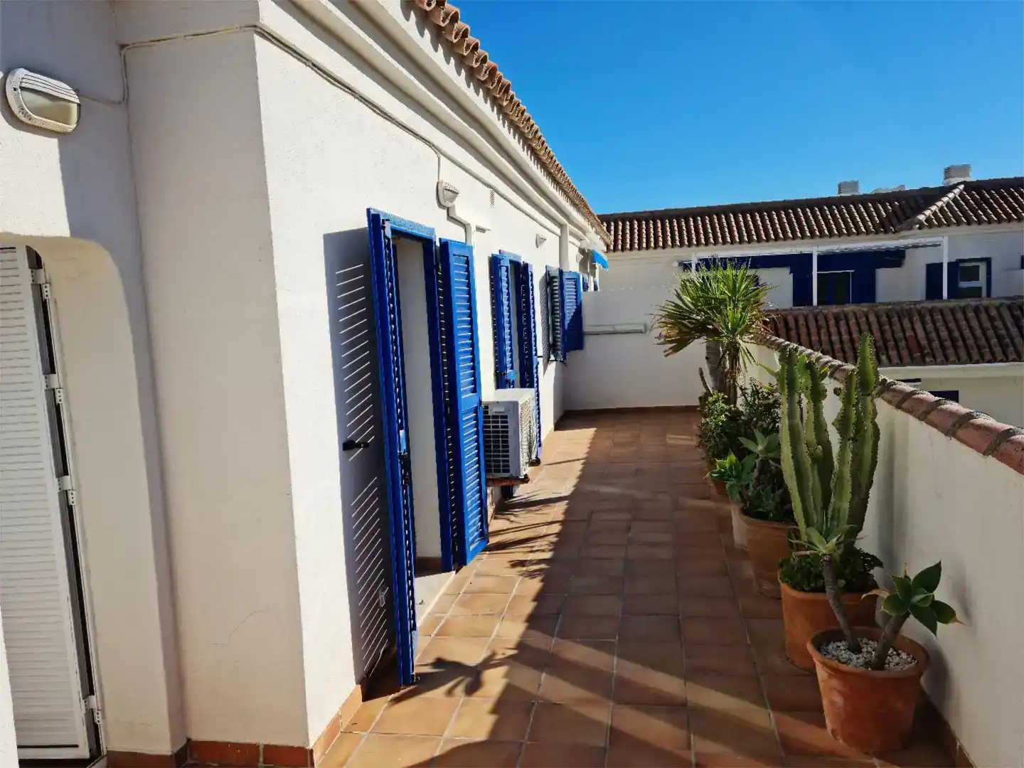 Vista exterior de Àtic en venda en Manilva amb Aire condicionat i Piscina