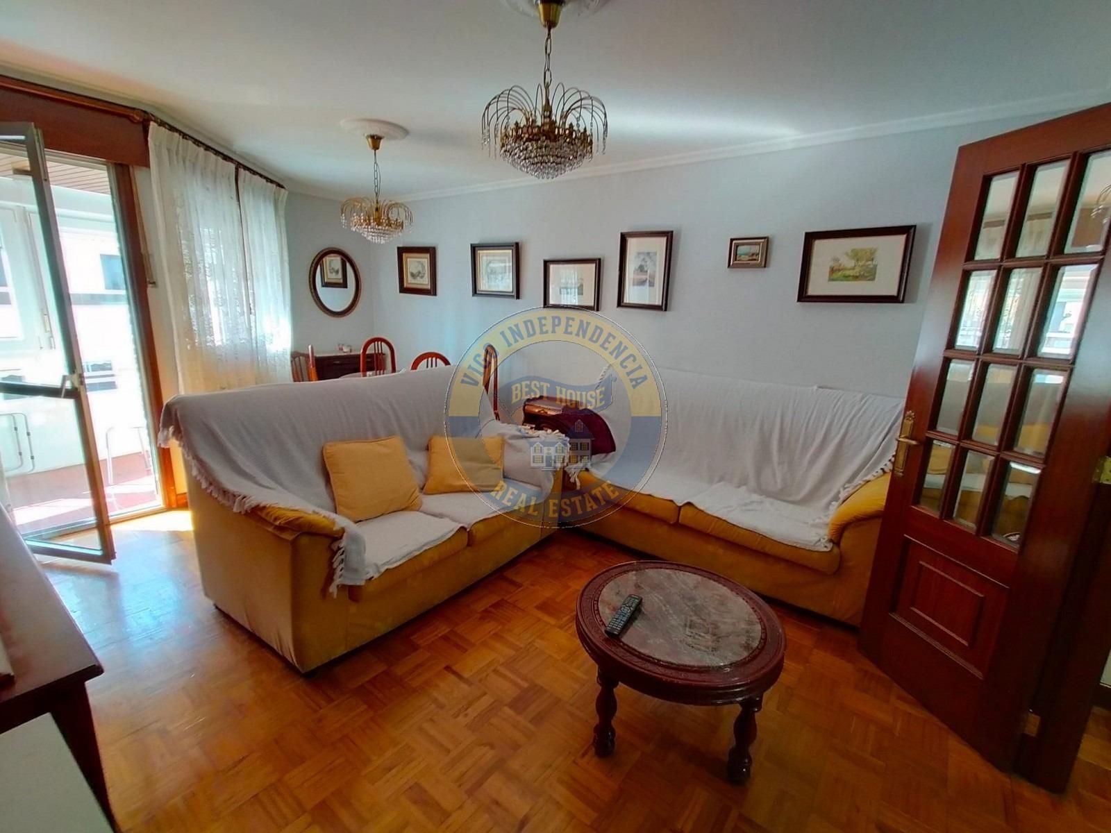 Sala d'estar de Pis de lloguer en Vigo  amb Calefacció, Parquet i Terrassa