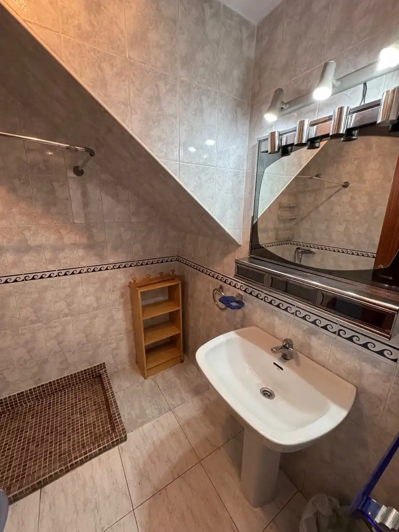 Badezimmer von Erdgeschoss zum Verkauf in La Algaba mit Klimaanlage, Möbliert und Waschmaschine