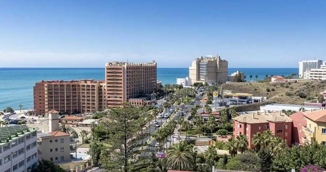 Vista exterior de Àtic en venda en Benalmádena amb Aire condicionat, Calefacció i Terrassa