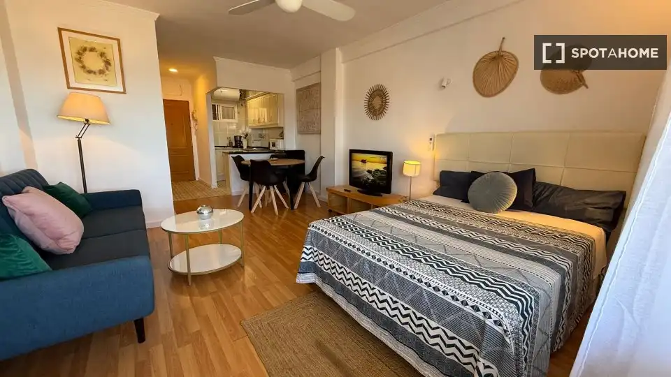 Dormitori de Apartament per a compartir en Torremolinos amb Aire condicionat, Calefacció i Terrassa