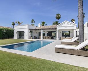 Vista exterior de Casa o xalet en venda en Marbella amb Aire condicionat, Calefacció i Jardí privat