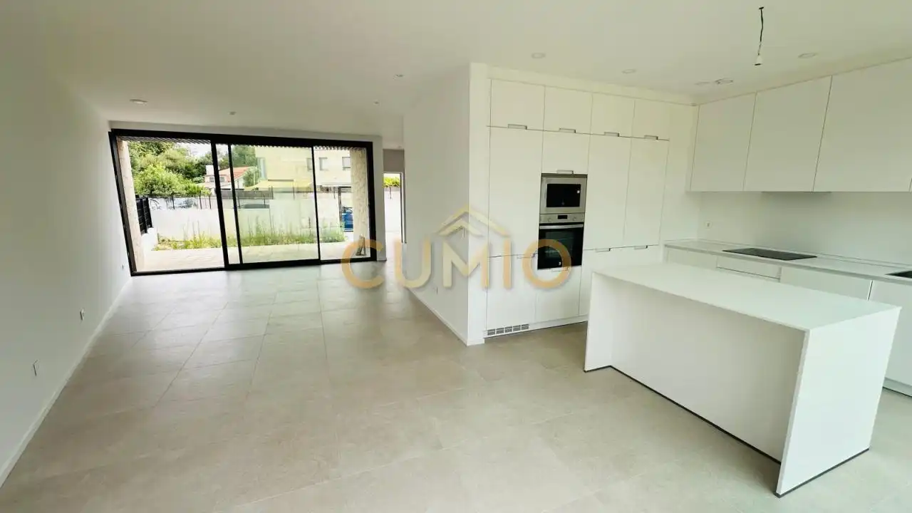 Einfamilien-Reihenhaus zum Verkauf in Nigrán mit Heizung, Privatgarten und Terrasse