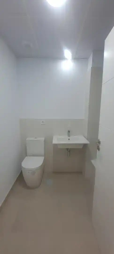 Badezimmer von Wohnung zur Miete in Dos Hermanas mit Schwimmbad und Balkon