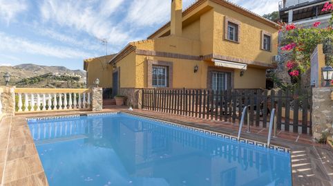 ENCANTADORA CASA CON PISCINA