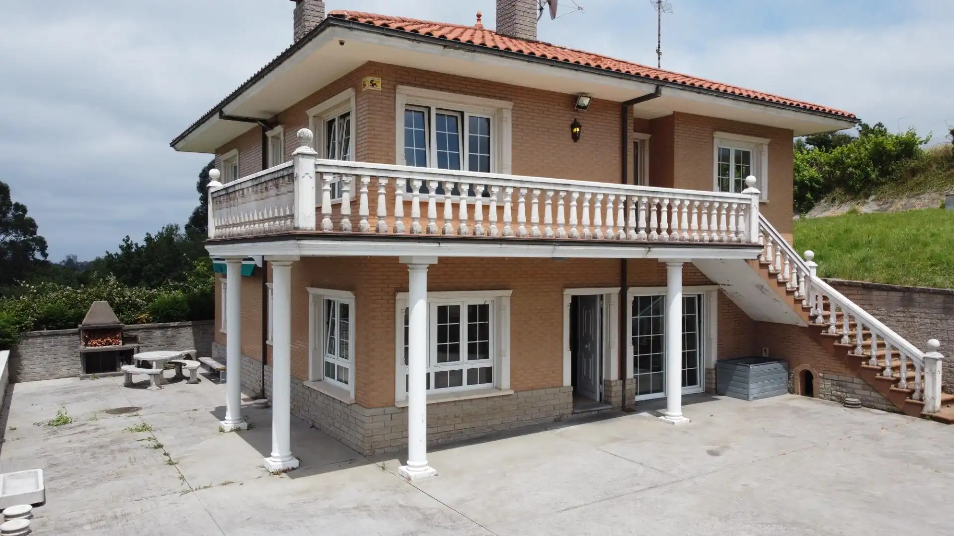 Vista exterior de Casa o xalet en venda en Gijón  amb Calefacció, Jardí privat i Traster