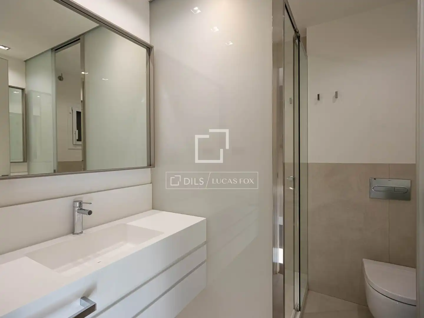 Badezimmer von Wohnung zum Verkauf in Barcelona mit Klimaanlage, Heizung und Parkett