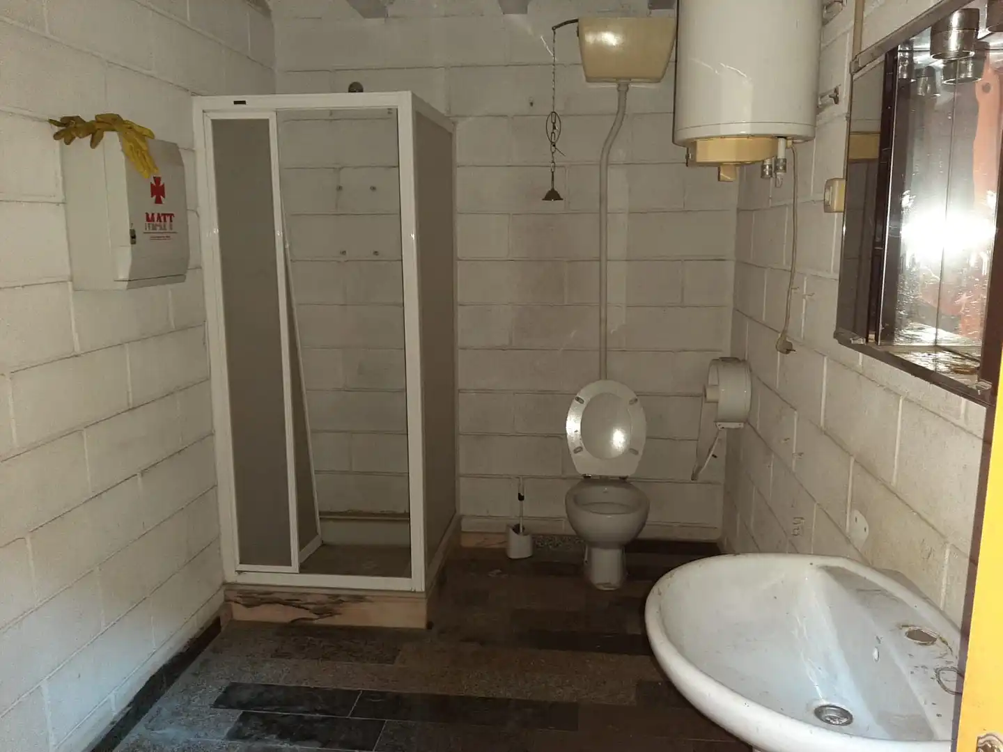 Badezimmer von Fabrikhallen zum Verkauf in Tàrrega
