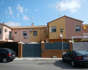 Vista exterior de Casa adosada en venda en Benacazón amb Jardí privat