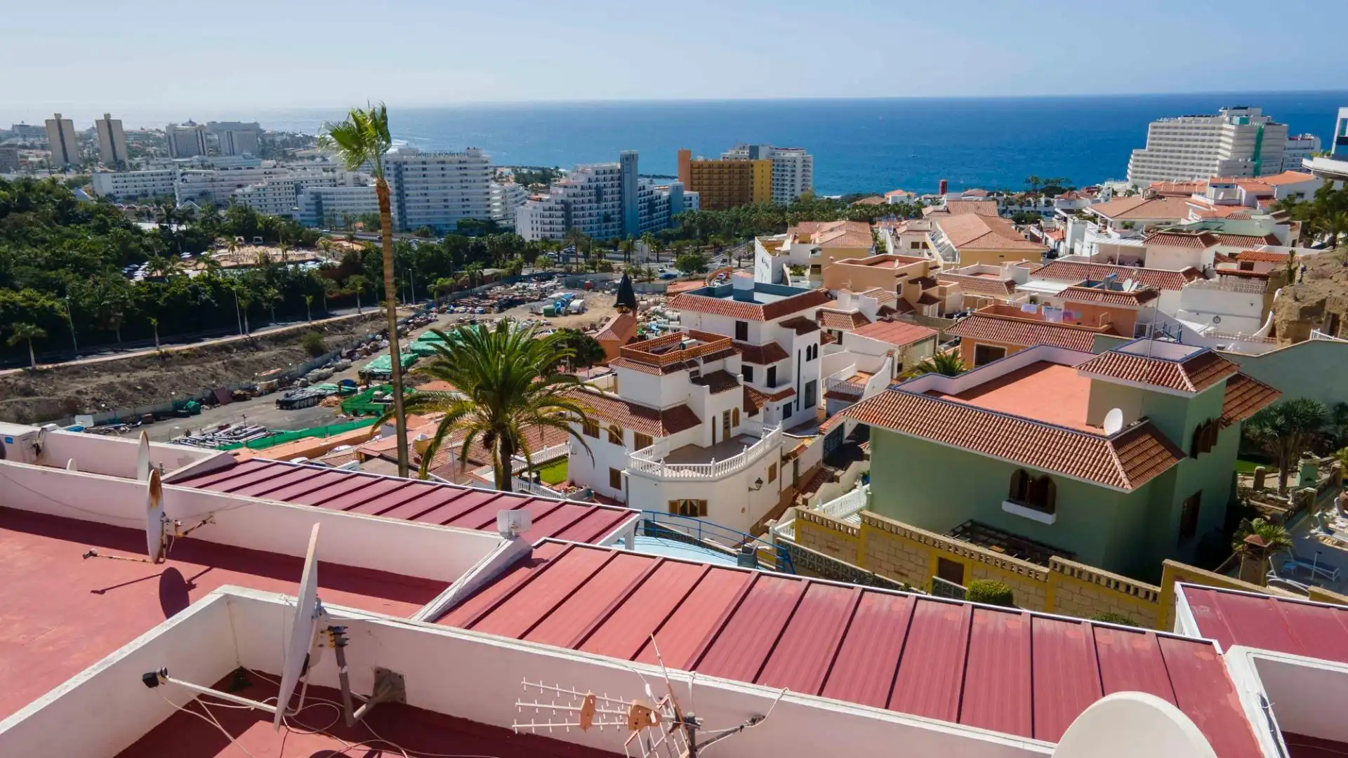 Vista exterior de Apartament en venda en Adeje amb Aire condicionat, Terrassa i Moblat