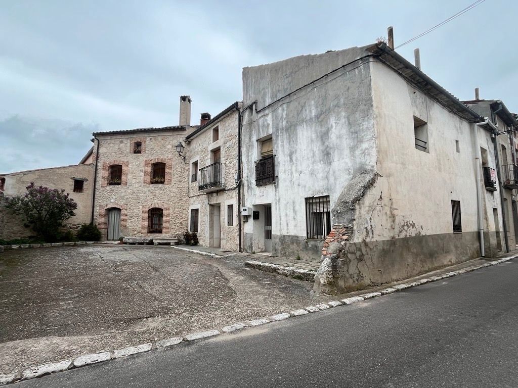 Vista exterior de Casa o xalet en venda en La Parrilla  amb Calefacció, Rentadora i Microones