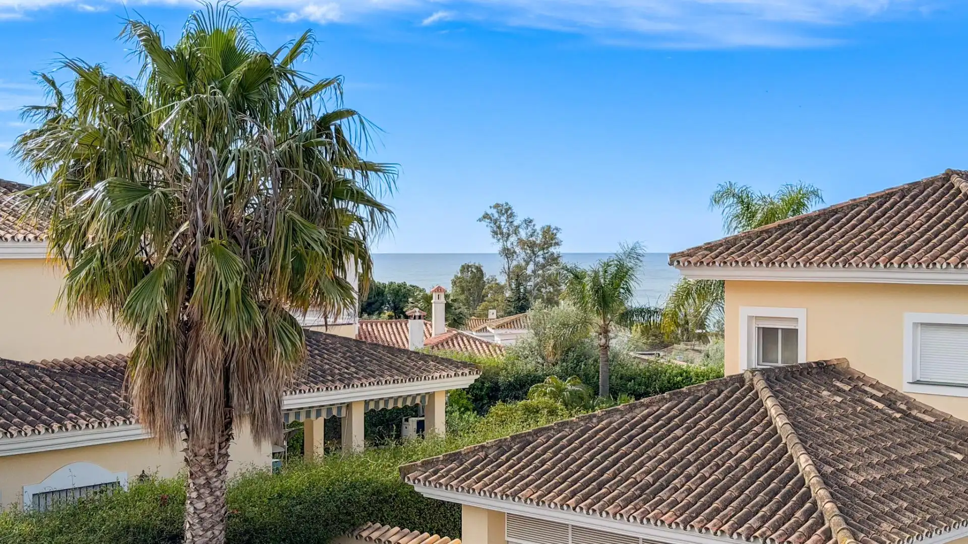 Vista exterior de Casa o xalet en venda en Benalmádena amb Aire condicionat, Jardí privat i Terrassa