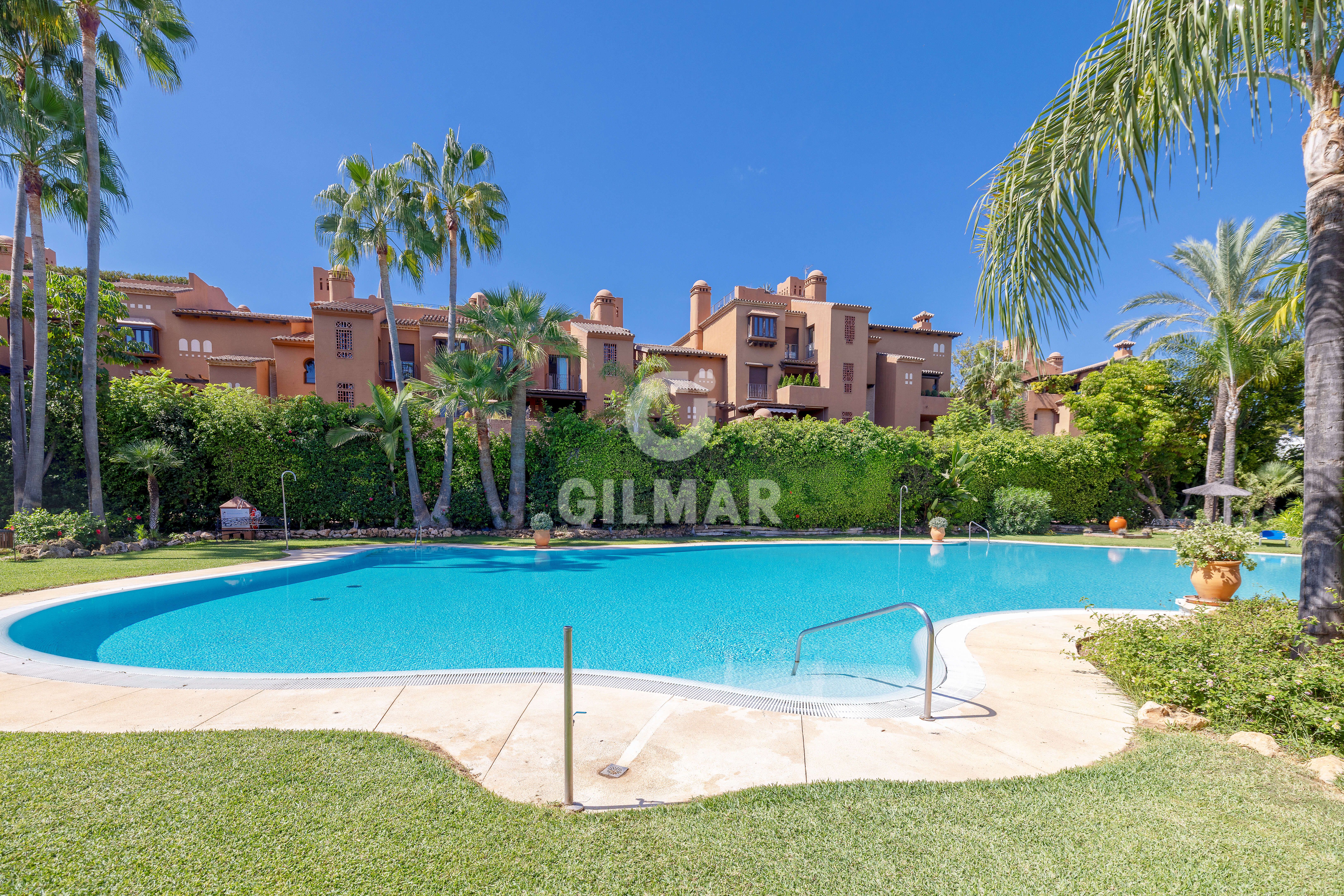 Jardín de Dúplex en venta en Estepona con Calefacción, Trastero y Piscina
