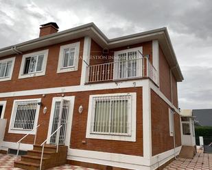 Außenansicht von Einfamilien-Reihenhaus miete in Santa Marta de Tormes mit Terrasse, Schwimmbad und Balkon