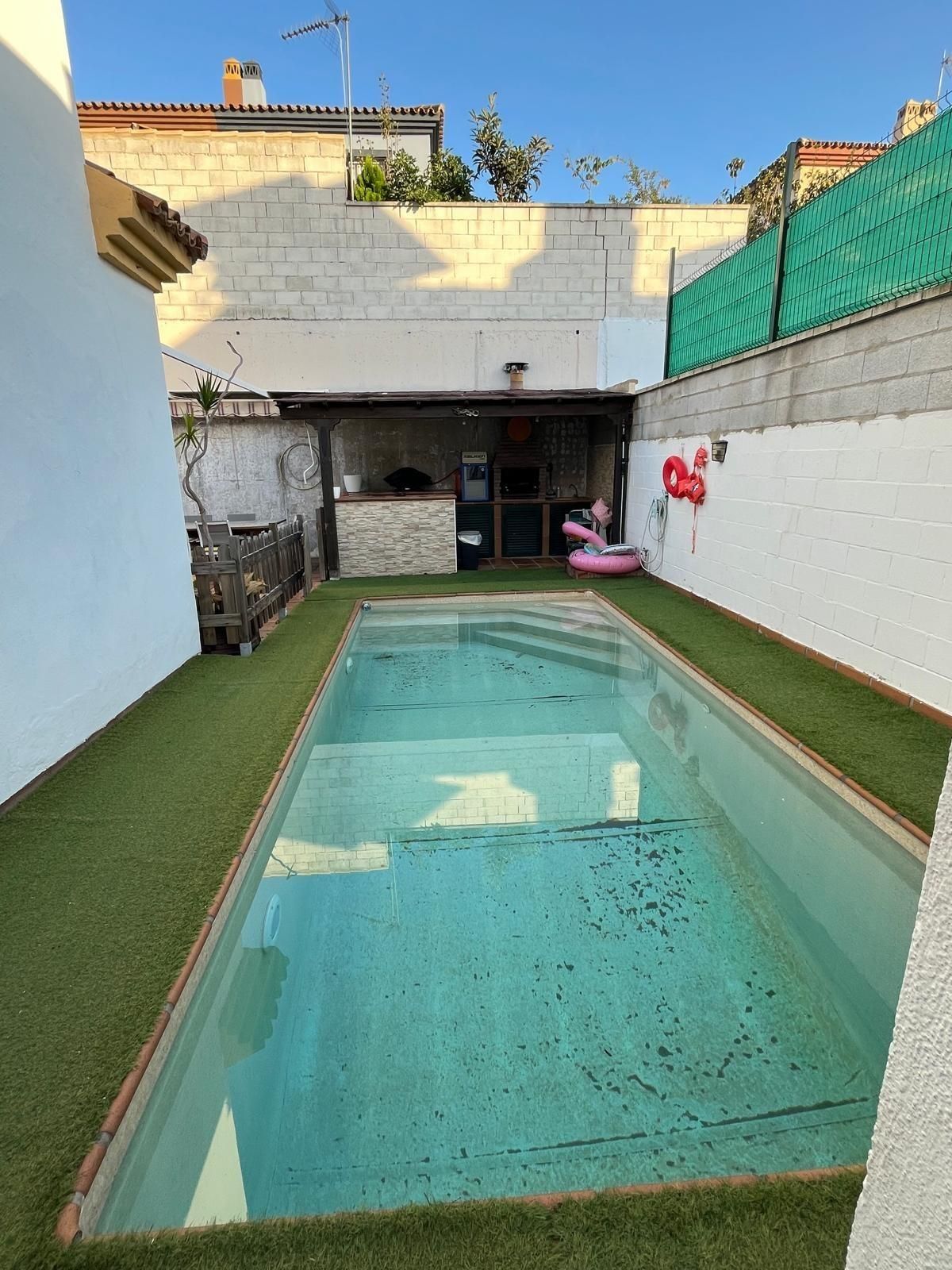 Piscina de Casa adosada en venda en Algeciras amb Traster i Piscina