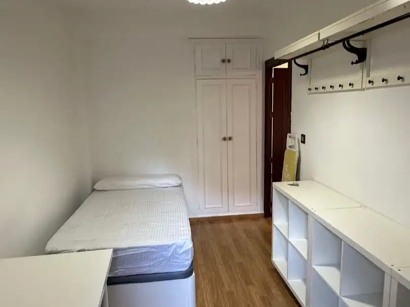 Habitación de Piso de alquiler en  Granada Capital con Aire acondicionado y Balcón