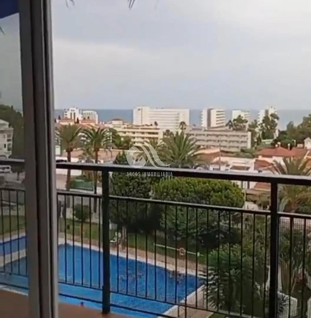 Vista exterior de Pis en venda en Benalmádena amb Piscina comunitària