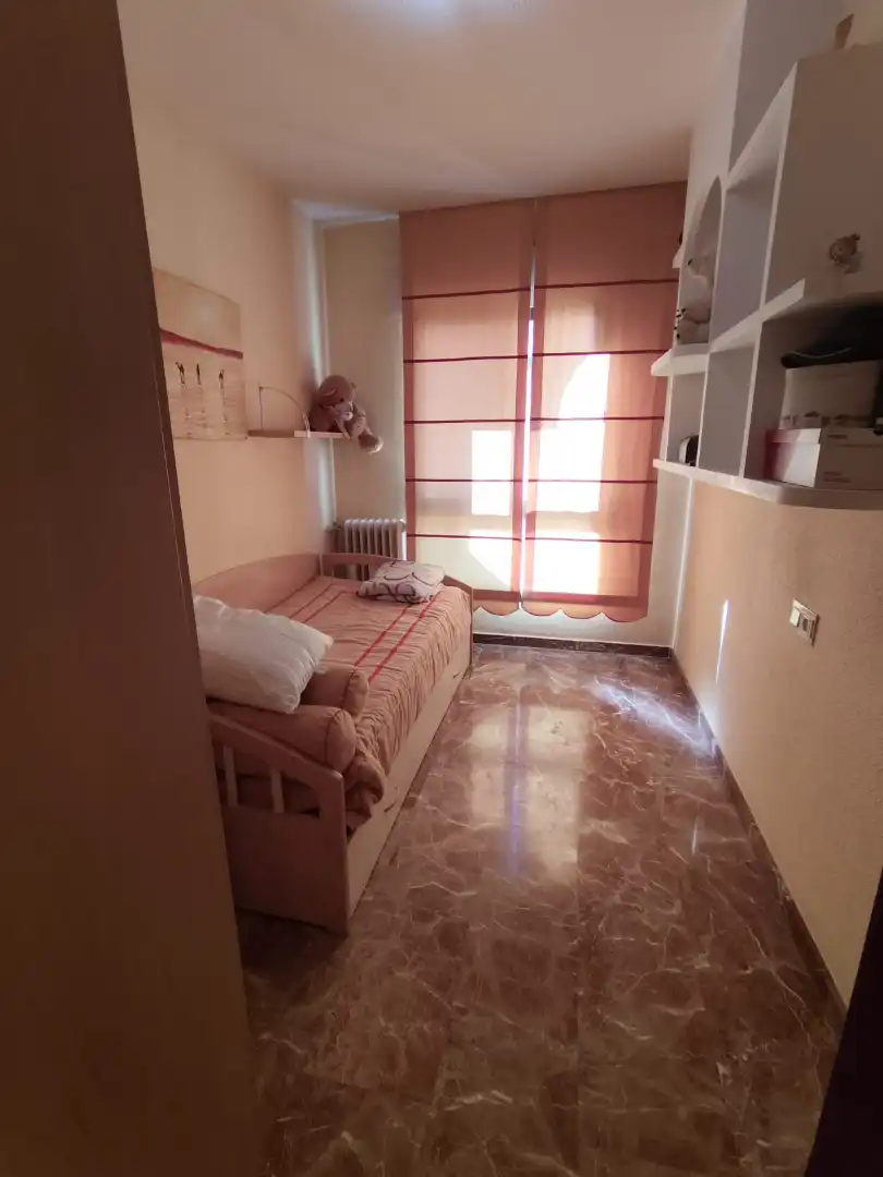 Dormitori de Pis en venda en Guadix amb Calefacció, Moblat i Balcó